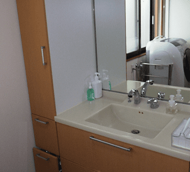 るで備えつけ家具！洗練と収納力を両立する洗面空間