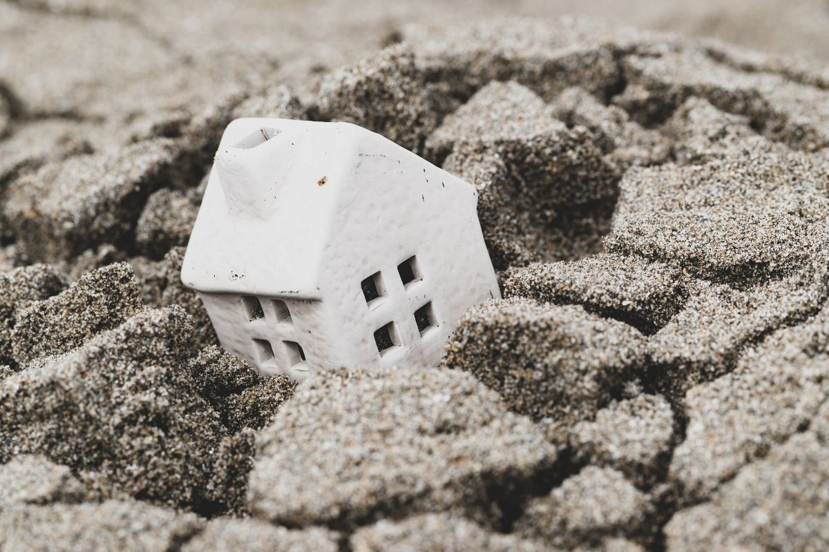 屋根の葺き替えに使える補助金