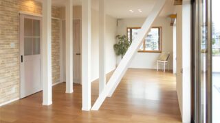 ナチュラルな内装フローリングの部屋｜リフォームで抜けない柱はどうするのか｜補強・交換方法、動かせない柱を生かした実例を解説