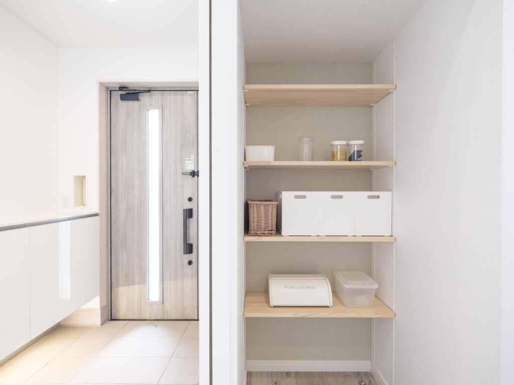 玄関と収納スペース｜玄関の位置を見直して使いやすく｜動線・収納・外観がまとまる位置変更リフォームのポイントを解説