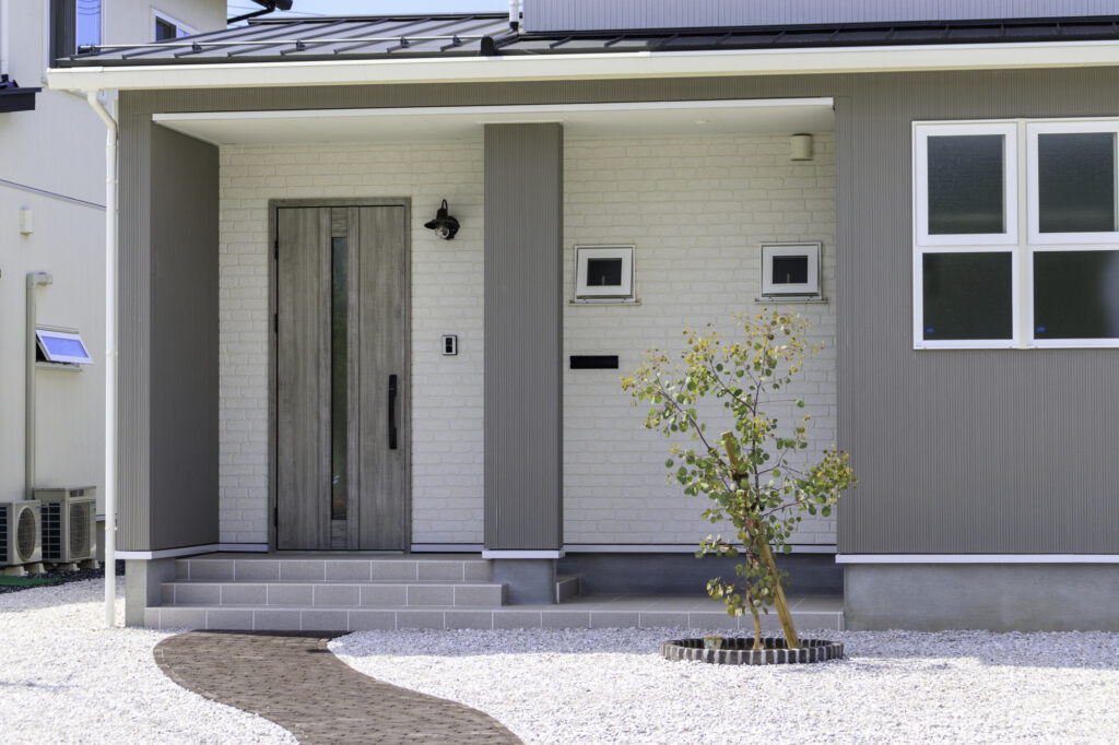 外観｜玄関の位置を見直して使いやすく｜動線・収納・外観がまとまる位置変更リフォームのポイントを解説