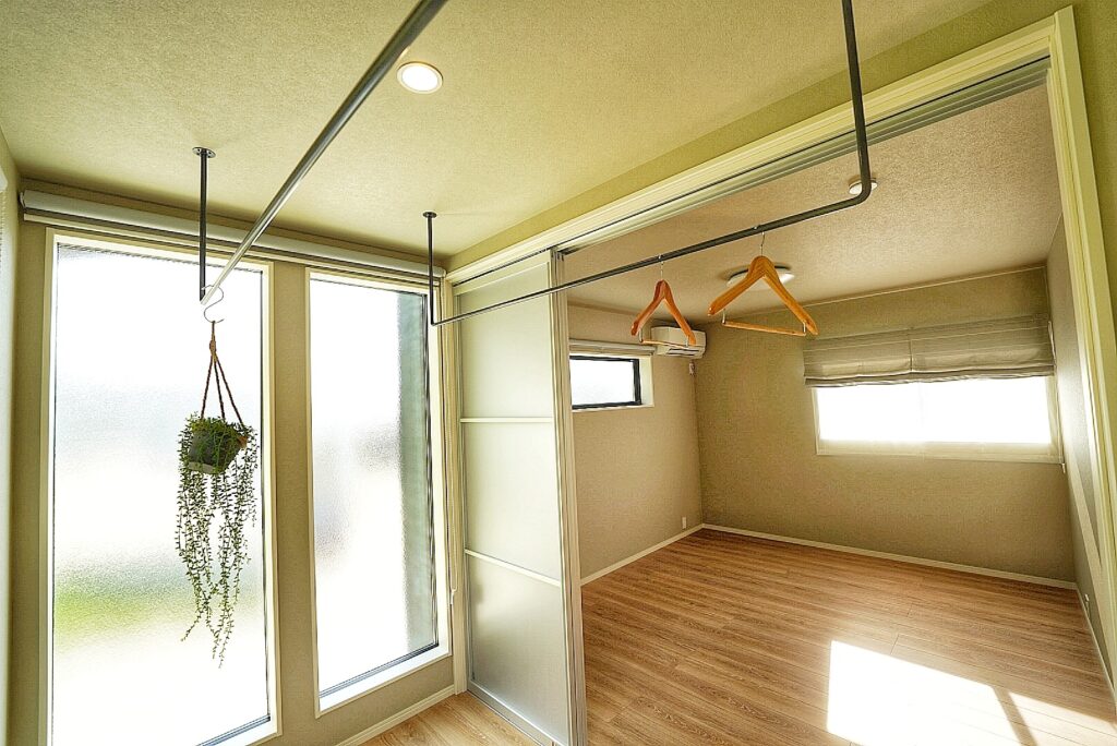 ハンガーバーを設置した部屋｜リフォームで戸建のベランダを部屋に｜2階ベランダ・インナーバルコニーを生活空間にする際の後悔ポイント・注意点を解説