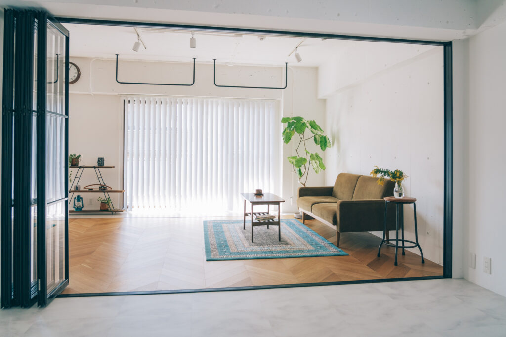 リビング｜リフォームで戸建のベランダを部屋に｜2階ベランダ・インナーバルコニーを生活空間にする際の後悔ポイント・注意点を解説