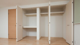 大容量の扉付きクローゼット｜リノベーションで叶える快適クローゼット｜後付け・壁面活用の計画と使いやすさのコツを解説