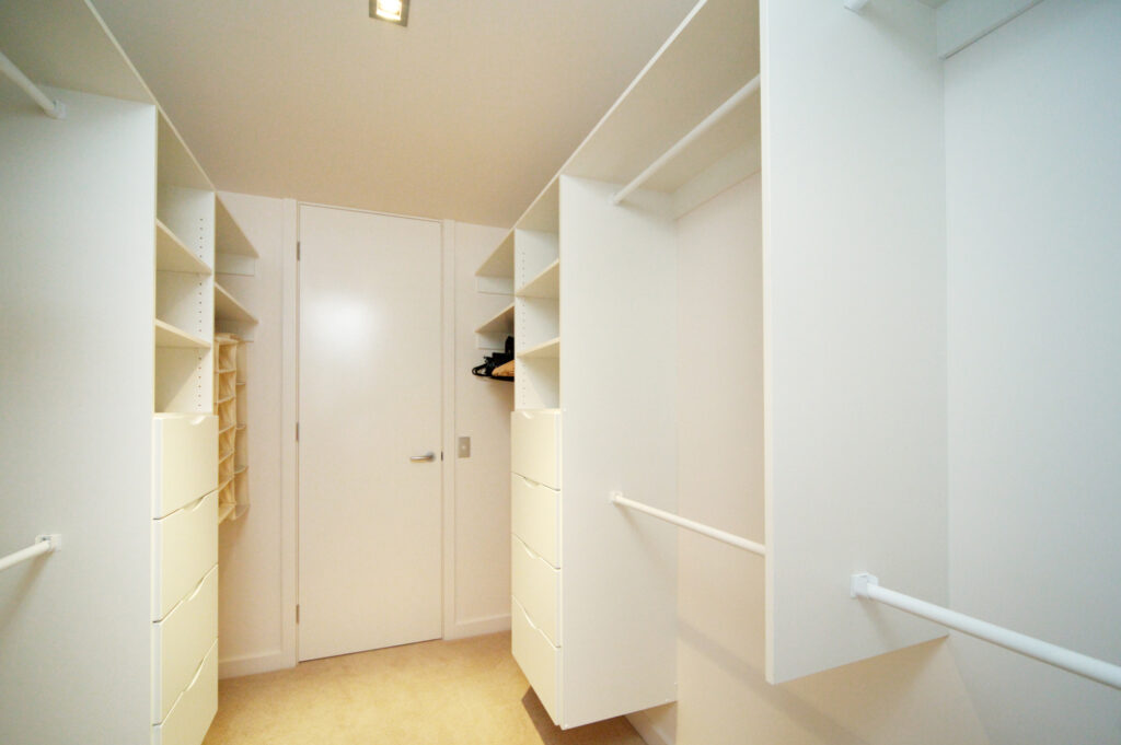 大容量のウォークインクローゼット｜リノベーションで叶える快適クローゼット｜後付け・壁面活用の計画と使いやすさのコツを解説