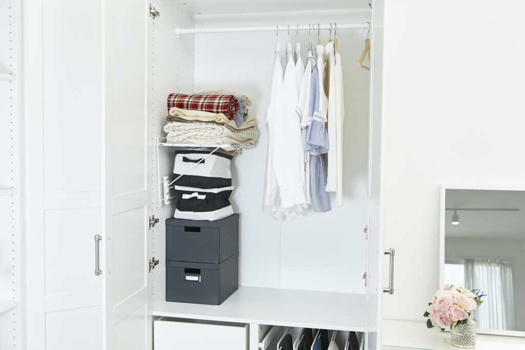 白い扉付きクローゼット｜リノベーションで叶える快適クローゼット｜後付け・壁面活用の計画と使いやすさのコツを解説