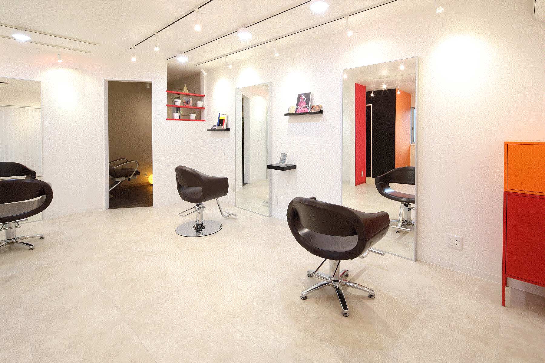 スポットライト｜角度で印象を変えられるが影ができやすいことも