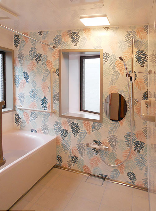 フラットなシーリングライトで開放感のあるユニットバスの施工事例