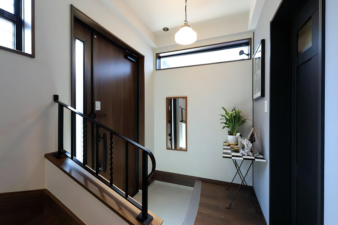 ペンダントライトが優しく迎えてくれる玄関の施工事例