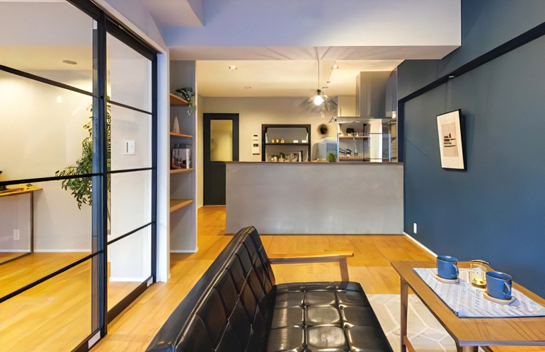 大きなペンダントライトが映えるキッチンの施工事例