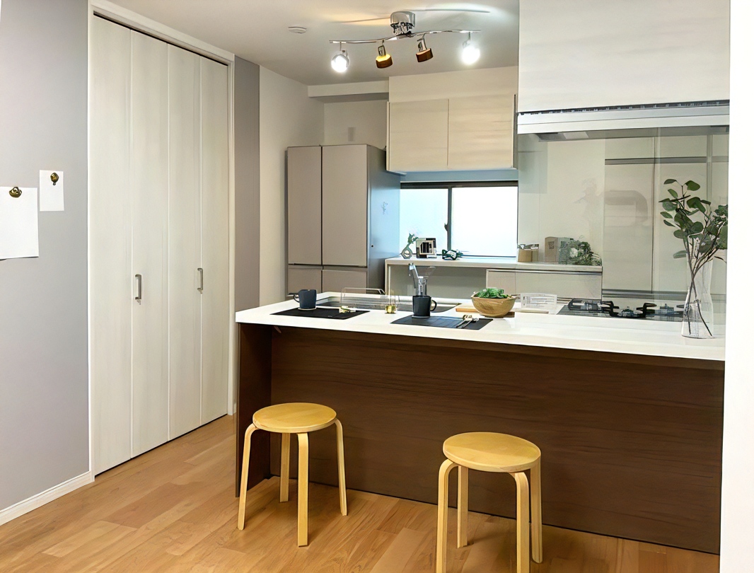 複数のスポットライトで広がりを感じるキッチンの施工事例