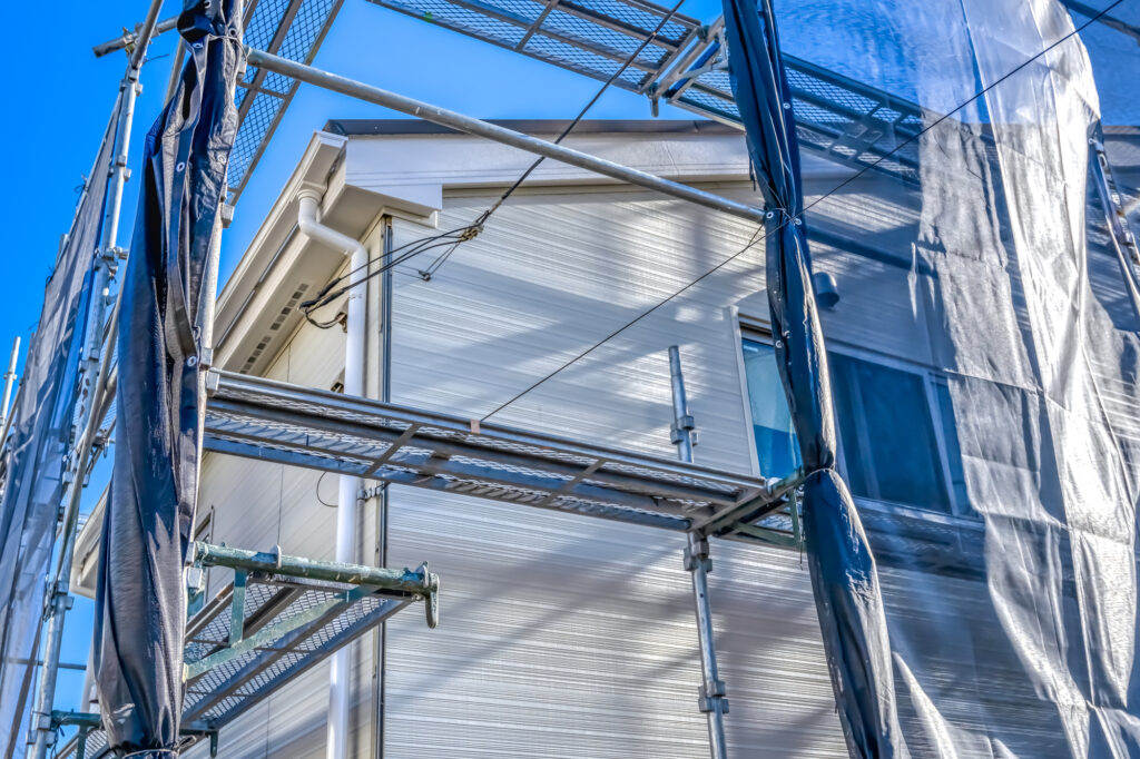 足場を組んだ住宅外観|リフォーム補助金2026はいつから活用できるのか|制度の概要・対象となる工事・金額について解説