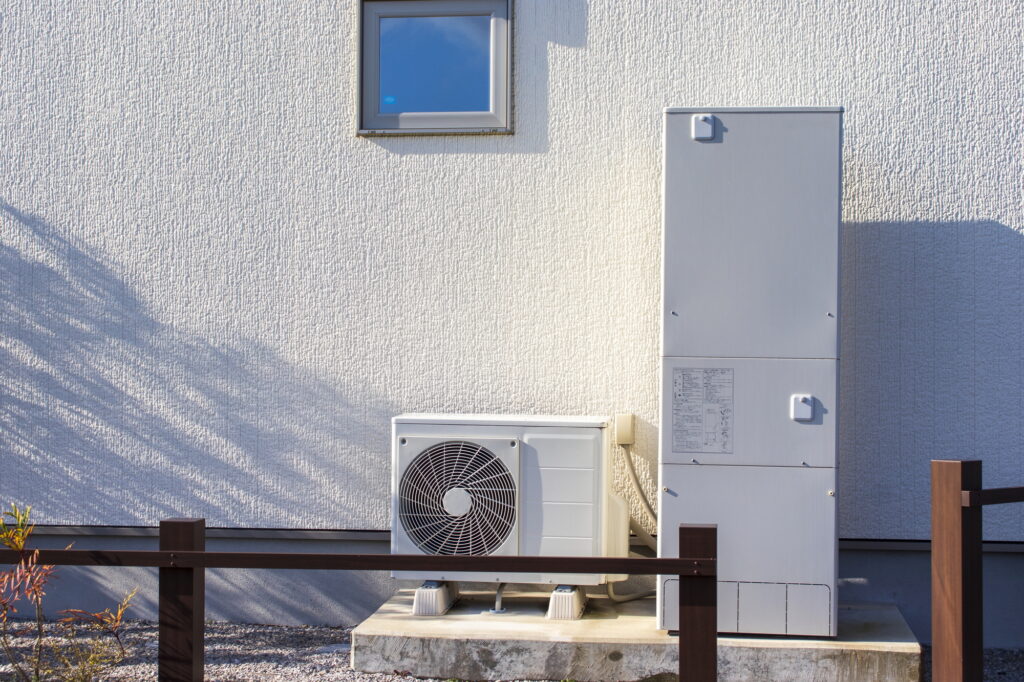 住宅外観エコキュートと室外機|リフォーム補助金2026はいつから活用できるのか|制度の概要・対象となる工事・金額について解説