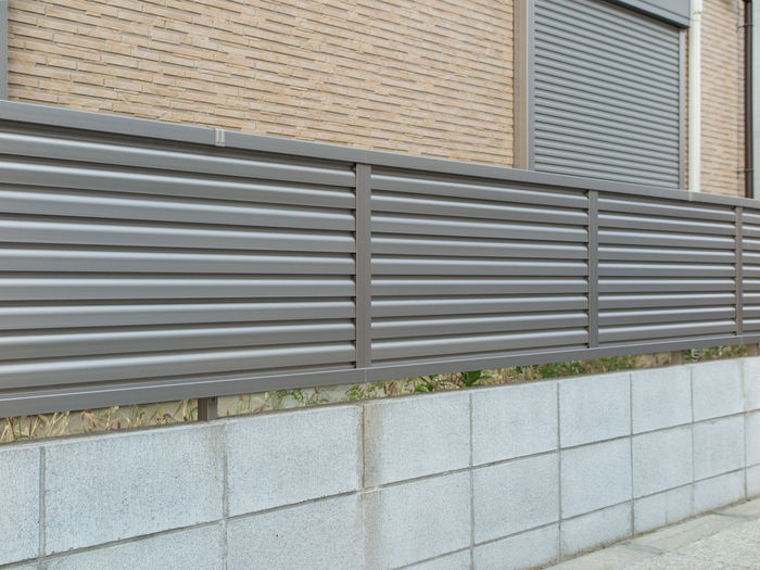 ブロック塀に後付けするフェンスの設置方法別の強度